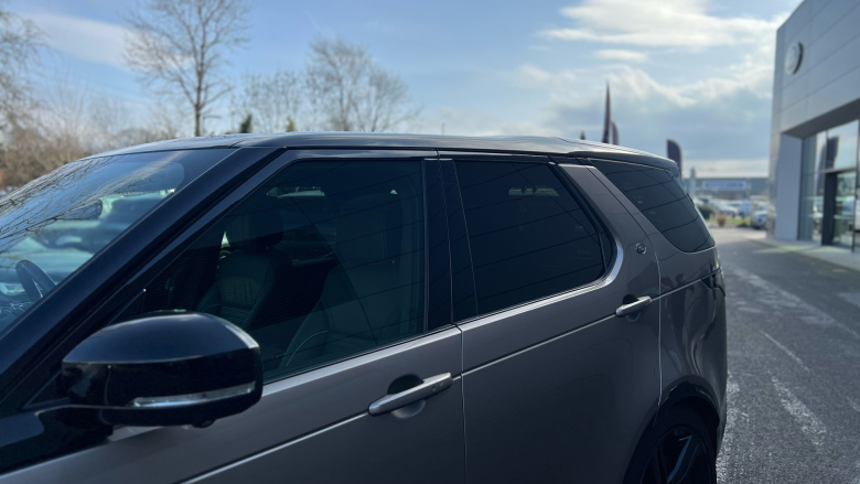 Land Rover Discovery 3.0 D300 R-Dynamic HSE 5dr Auto Diesel Station Wagon